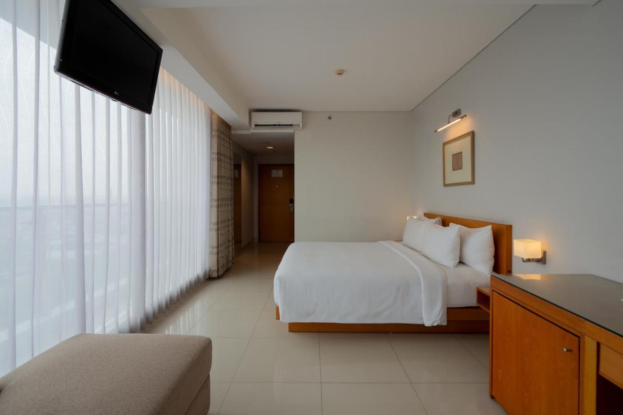 The Capital Hotel Surabaya Esterno foto