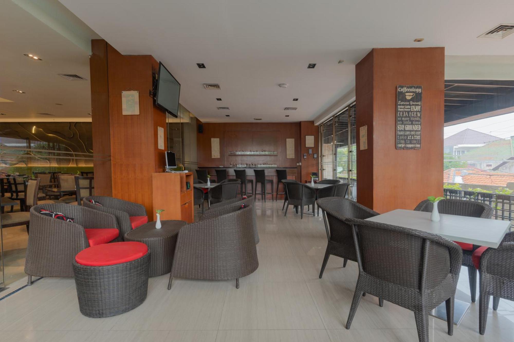 The Capital Hotel Surabaya Esterno foto