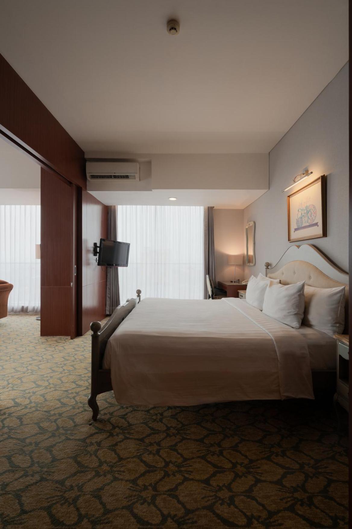 The Capital Hotel Surabaya Esterno foto