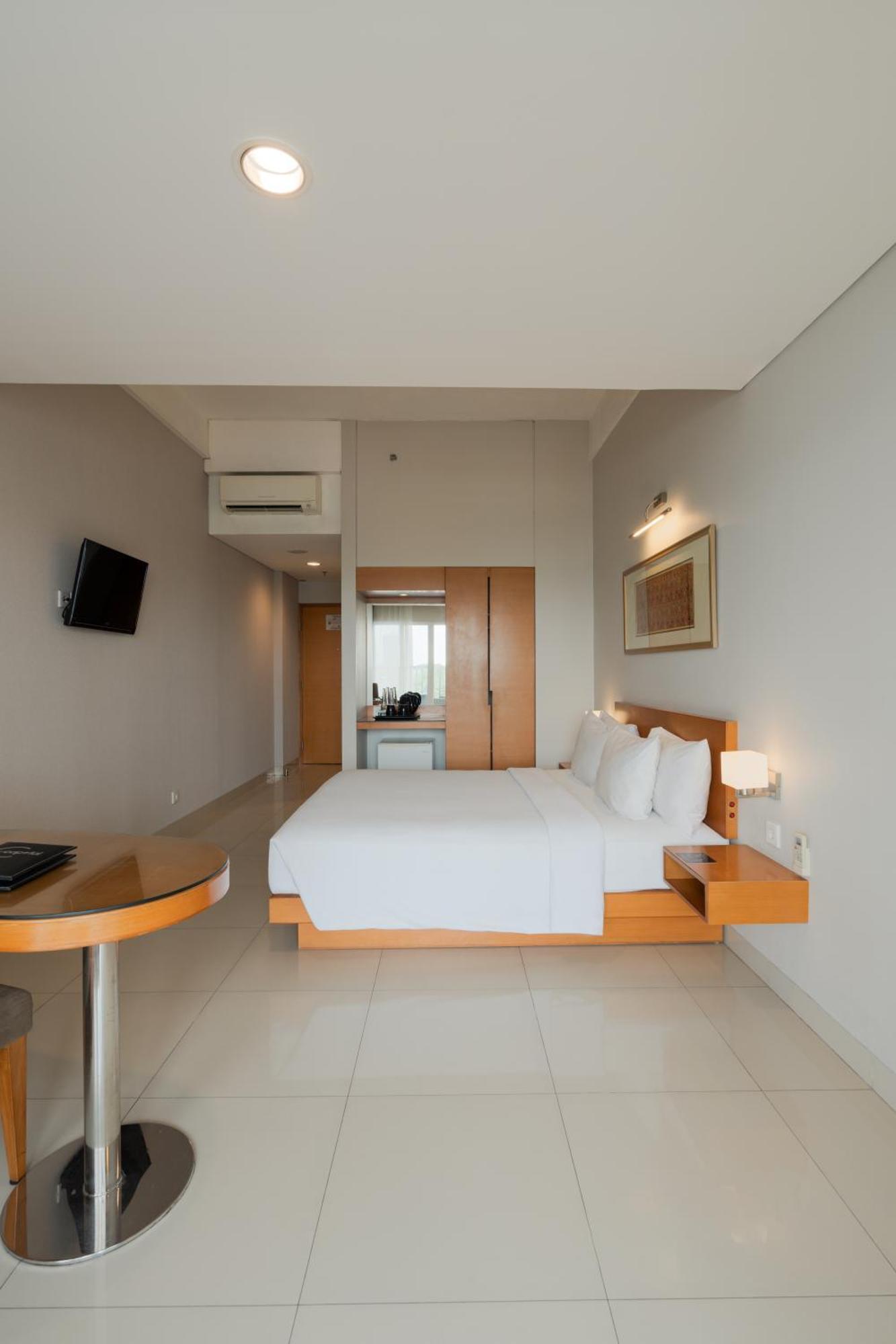 The Capital Hotel Surabaya Esterno foto
