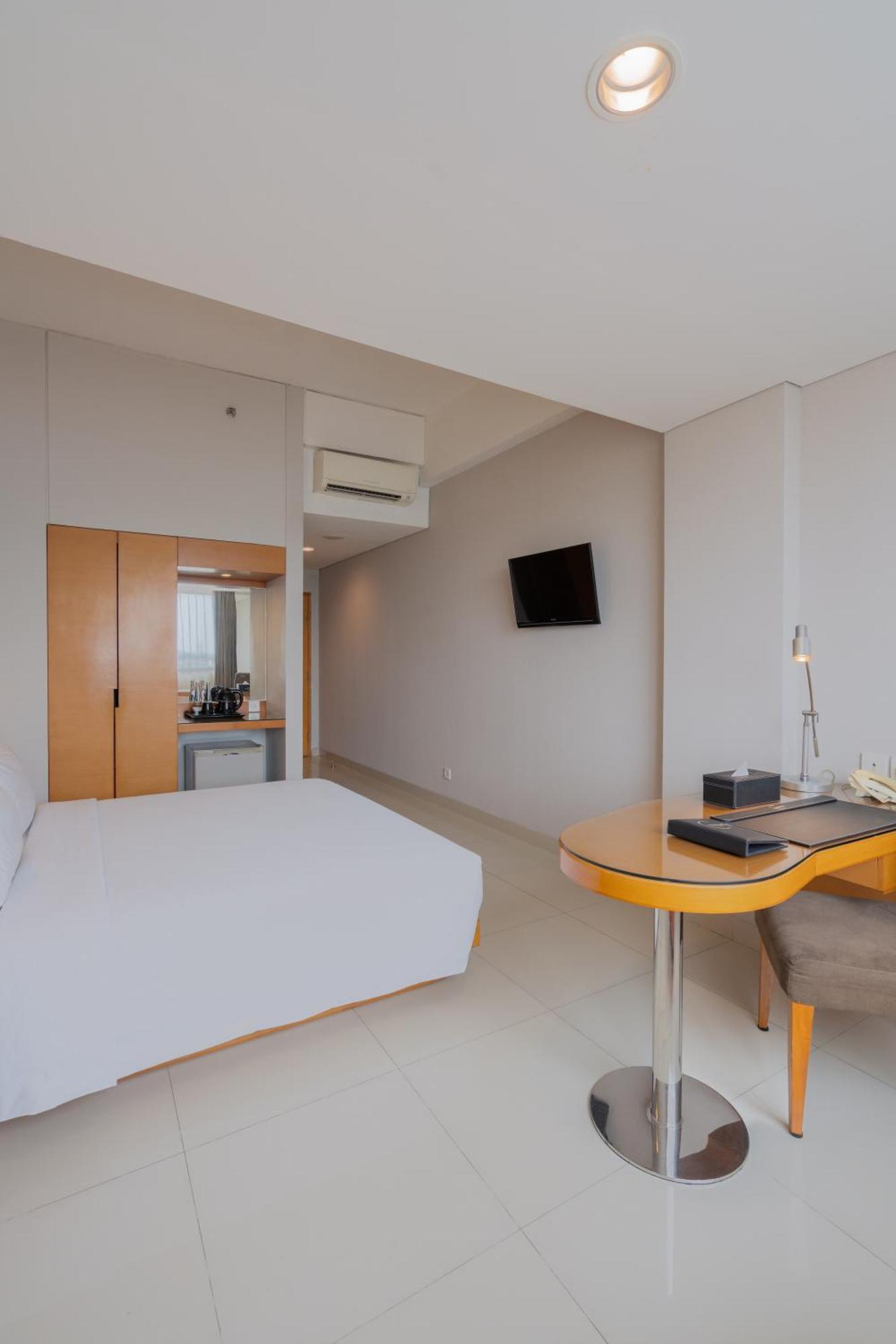 The Capital Hotel Surabaya Esterno foto