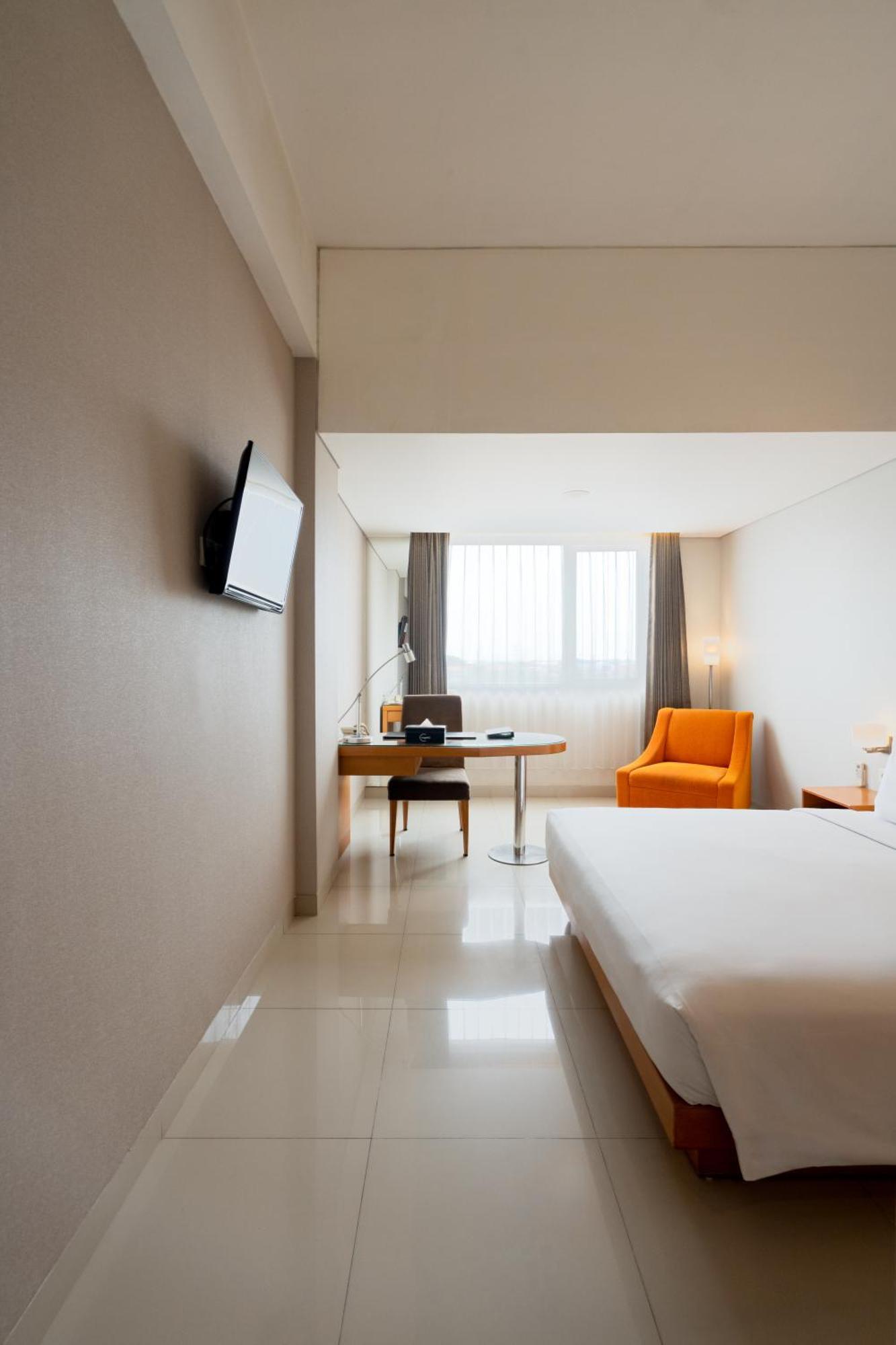 The Capital Hotel Surabaya Esterno foto