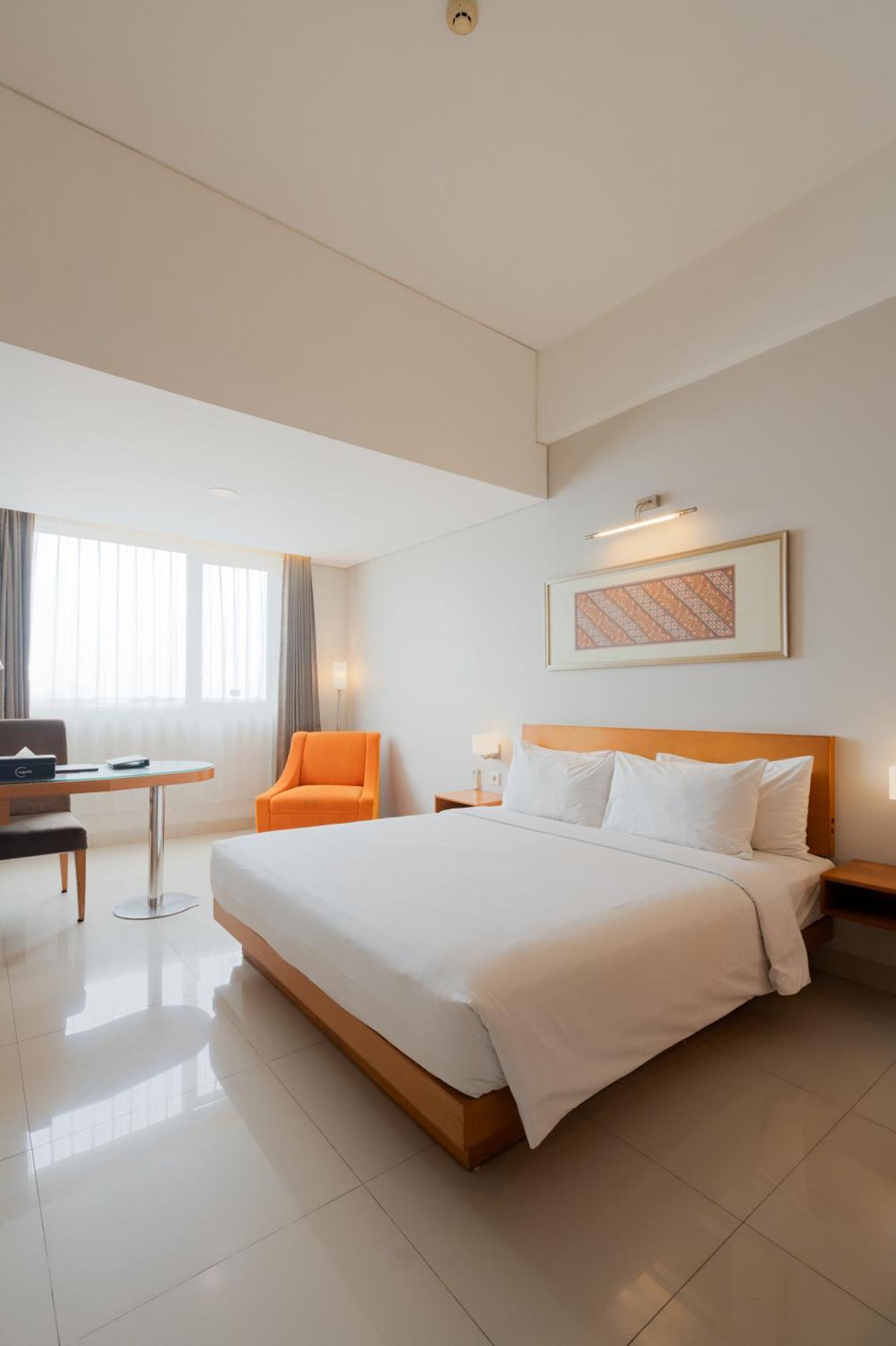 The Capital Hotel Surabaya Esterno foto